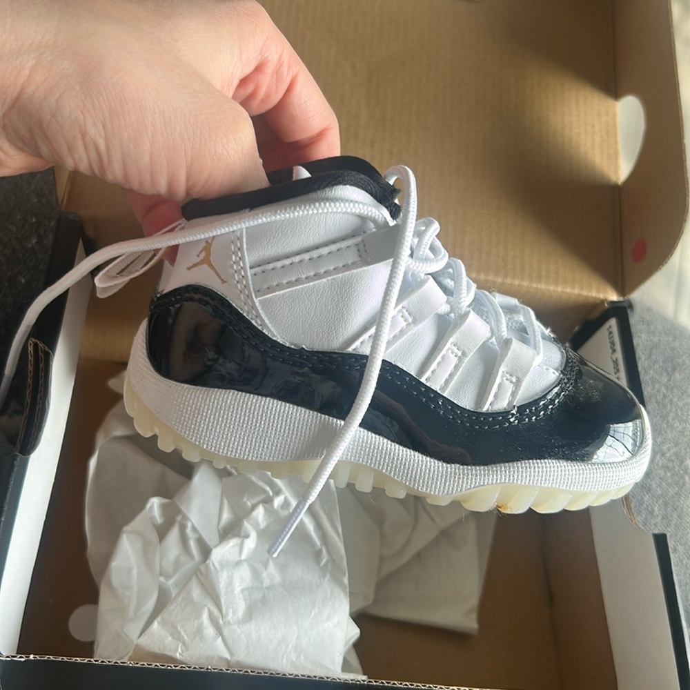Worn 2x outside and inside is in perfect condition comes with box